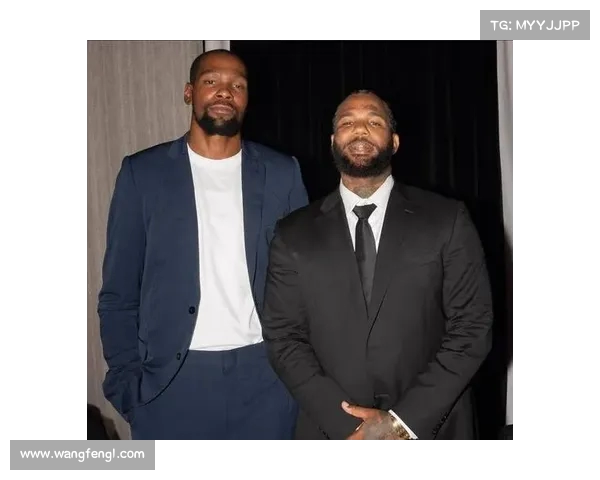 杜兰特婚礼现场双手插兜合影追梦 塔图姆发声祝贺比尔成为焦点